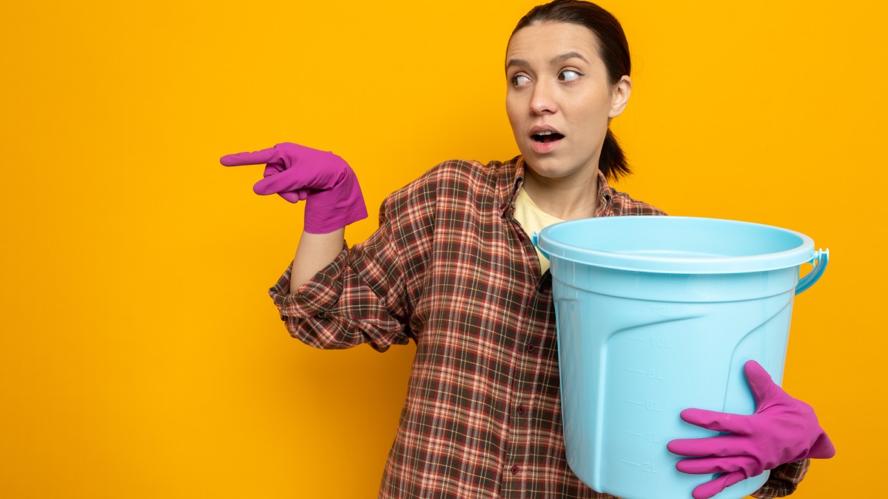 truco con jabón para reparar goteras del techo