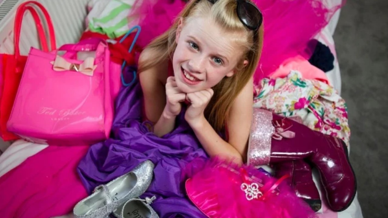 viste a su hija con Gucci sin importarle sus deudas