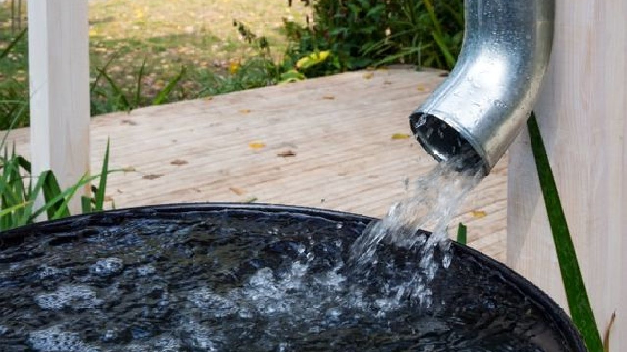 se puede lavar ropa con agua de lluvia