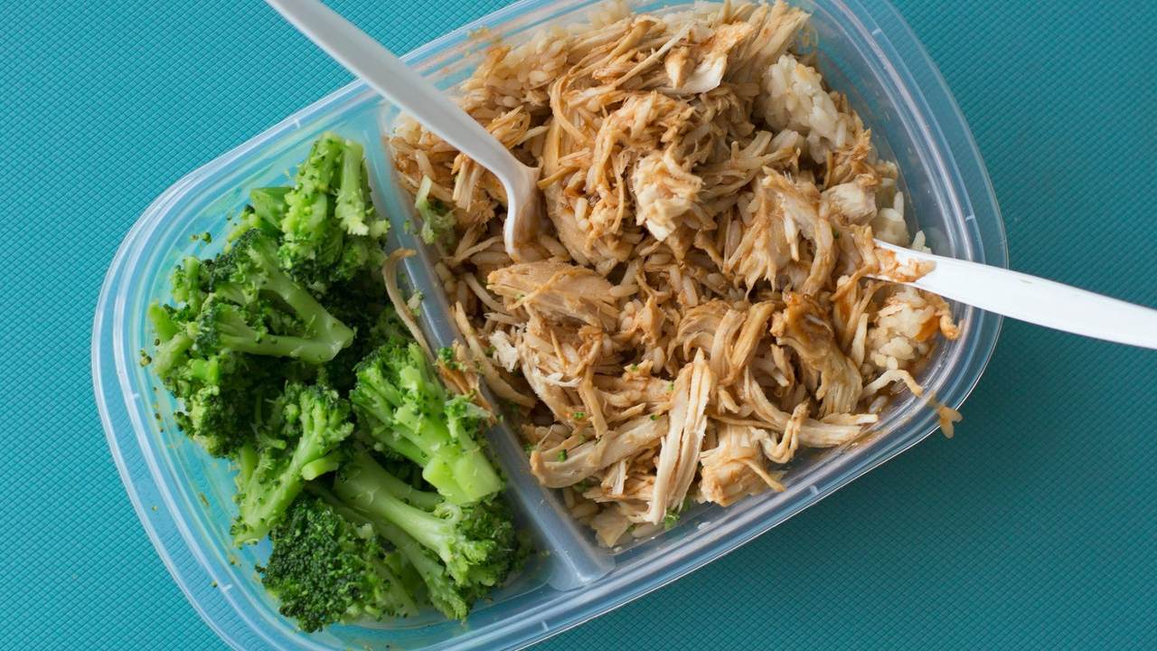 quitar el mal olor a un tupper con comida echada a perder