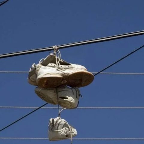 tenis colgados en los cables