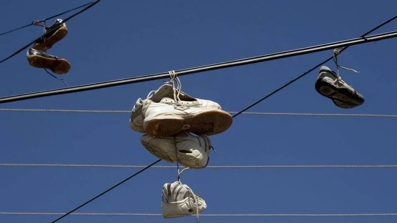 tenis colgados en los cables