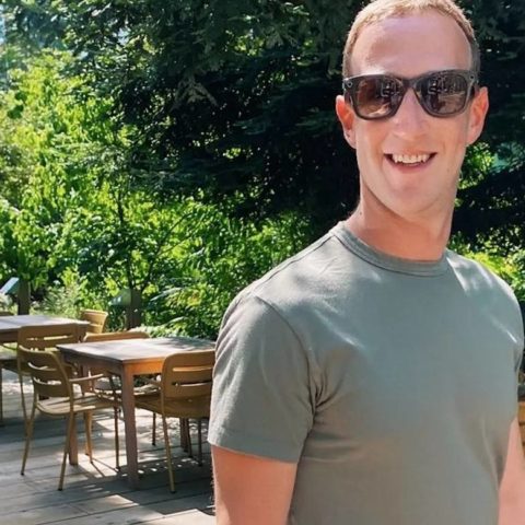 Las playeras sencillad de Mark Zuckerberg