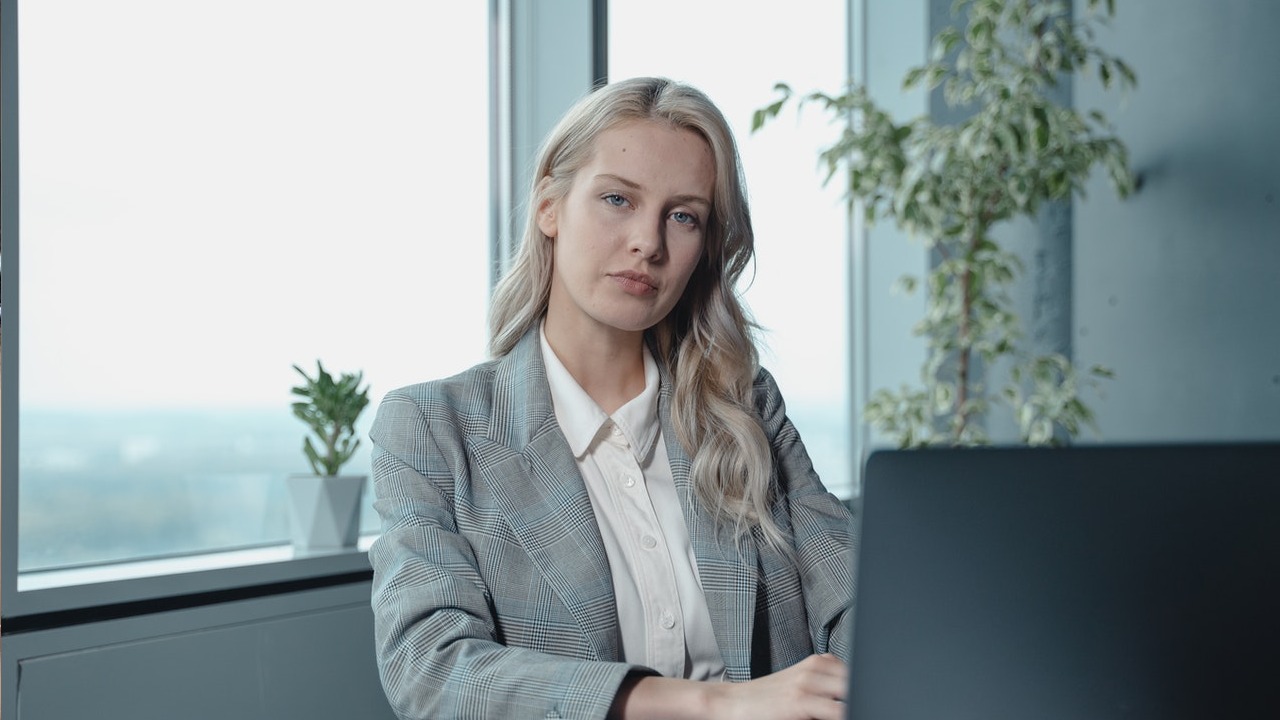 mujeres guapas en un centro de trabajo