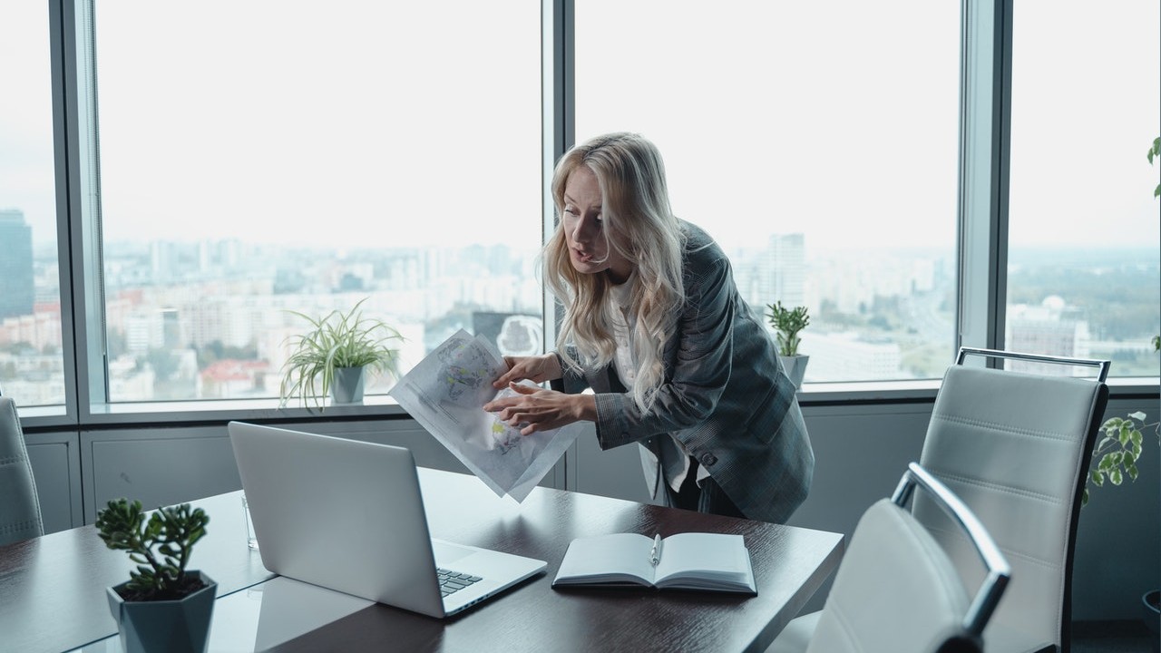 mujeres bellas en el trabajo