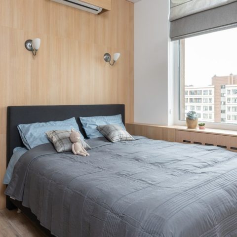 Poner la cama bajo una ventana