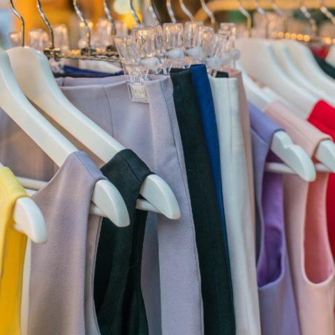 Trucos de organizacion para colgar los pantalones en los ganchos sin que se caigan