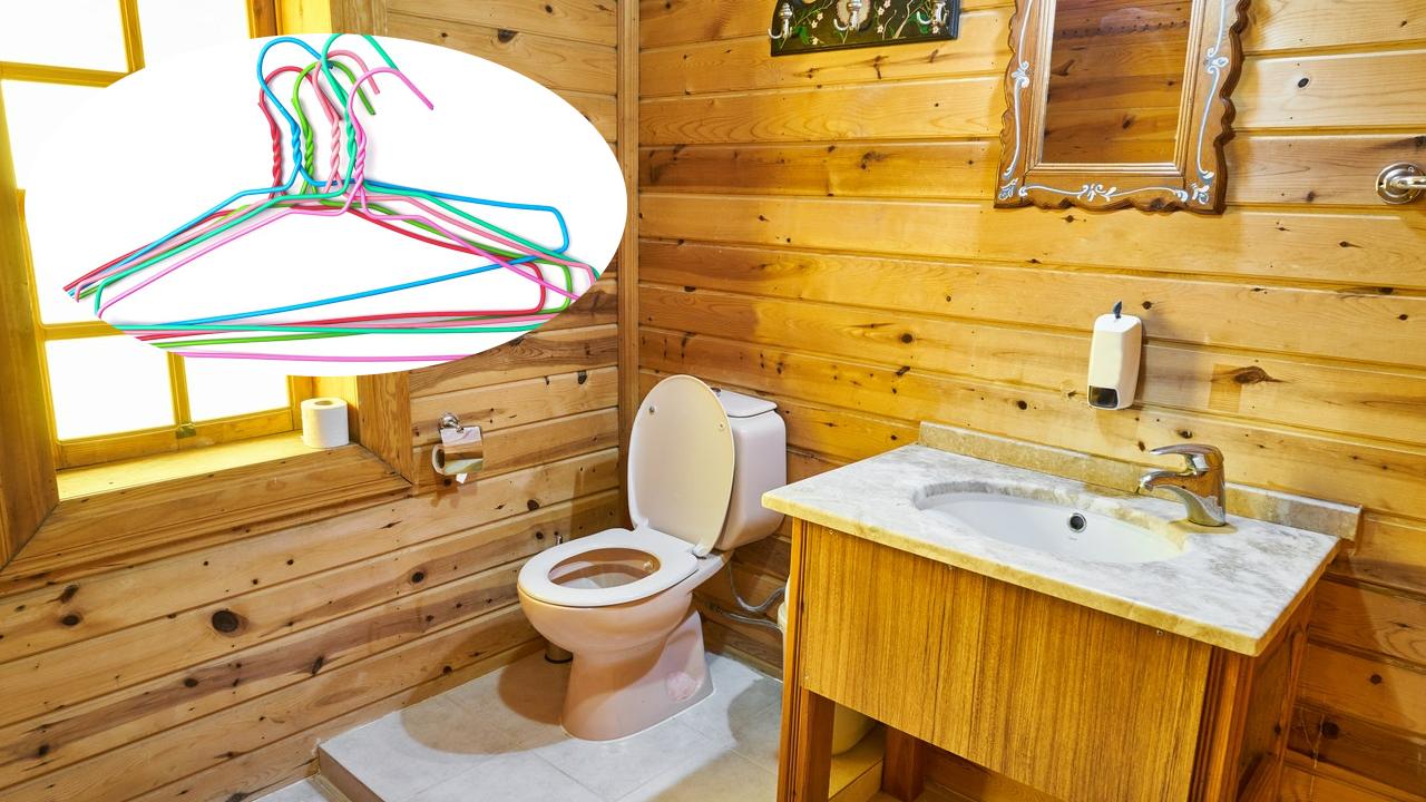 como destapar un inodoro tapado con un gancho