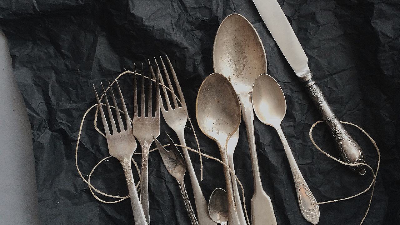 sal limpiar cubiertos