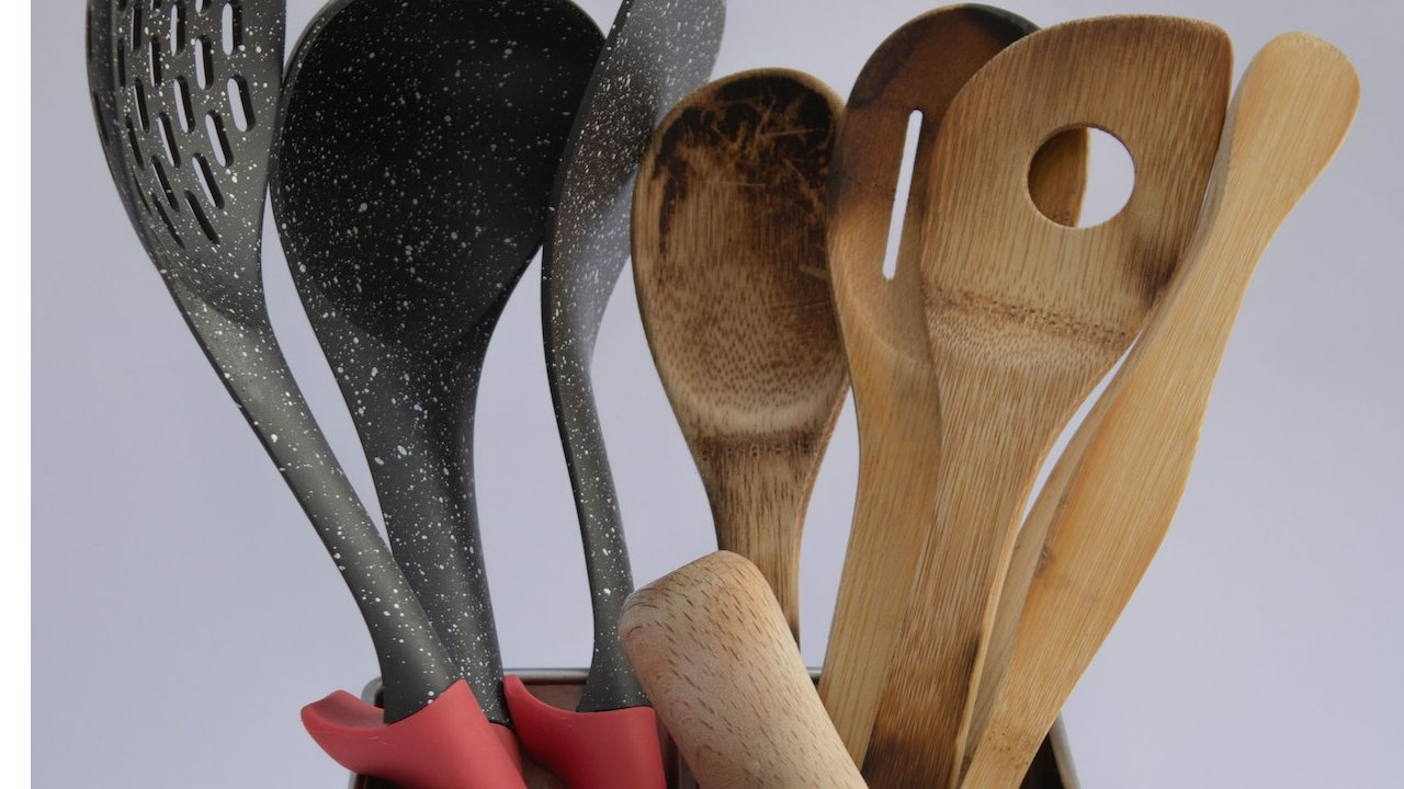 untensilios de madera en la cocina