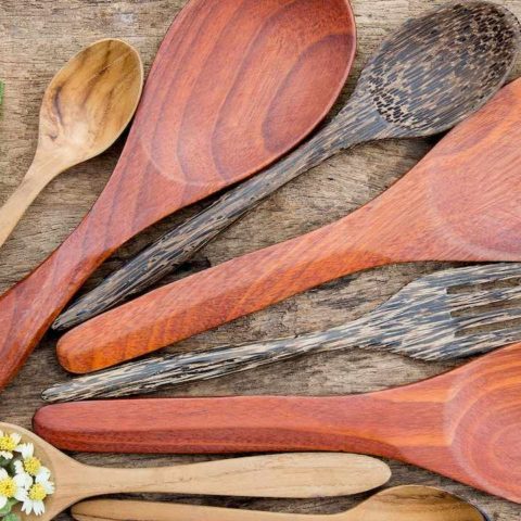 cocinar con cucharas de madera