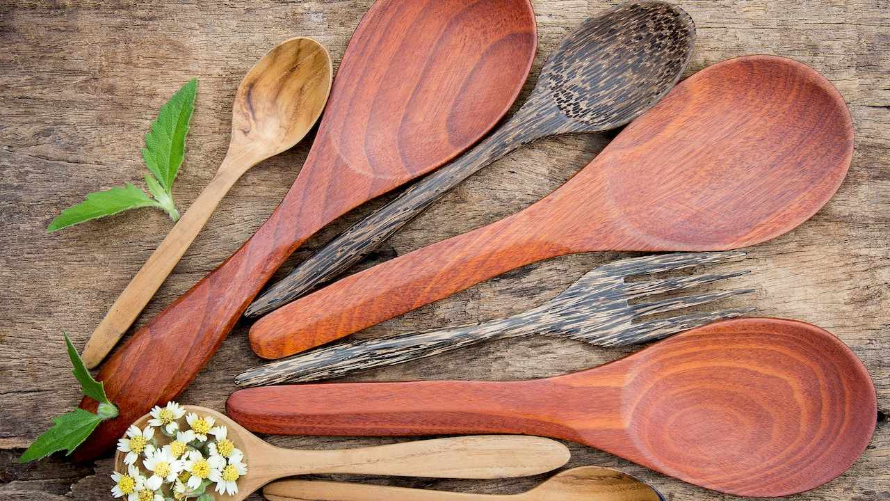 cocinar con cucharas de madera