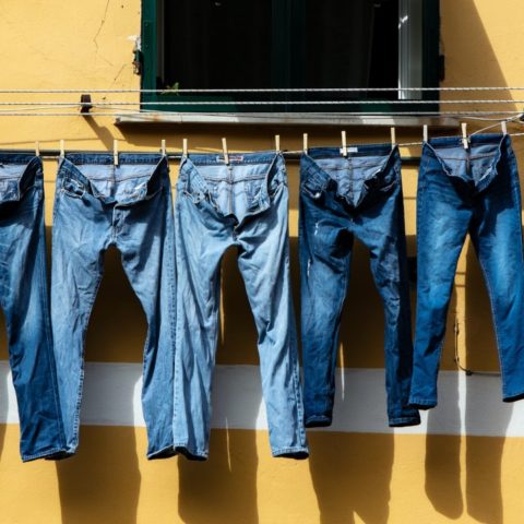 Cómo lavar los jeans para evitar que se decoloren o aguaden