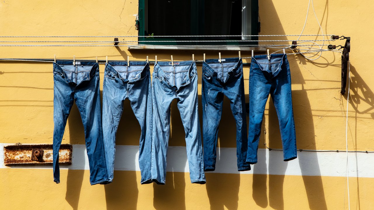 Cómo lavar los jeans para evitar que se decoloren o aguaden