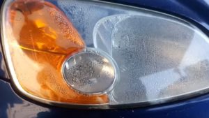 quitar la humedad de los faros del auto