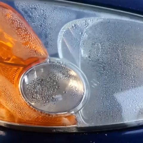 quitar la humedad de los faros del auto