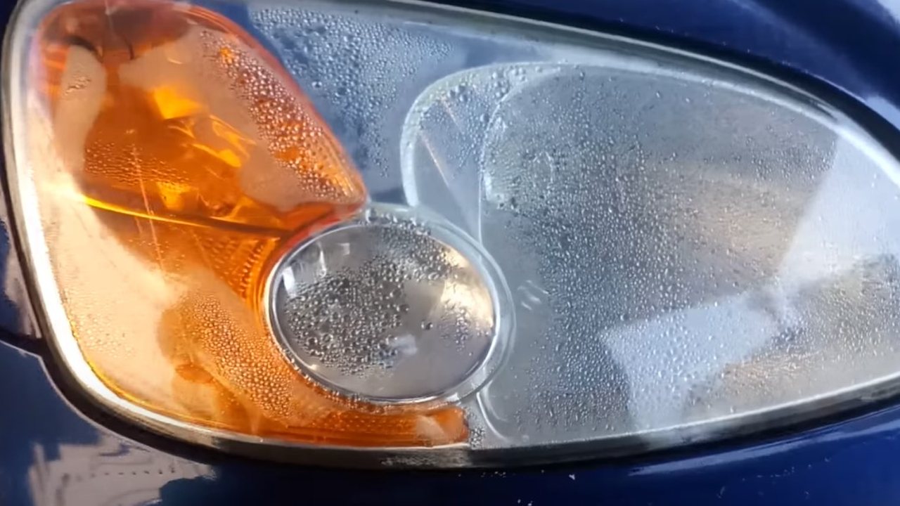quitar la humedad de los faros del auto