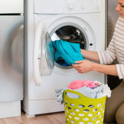 Cómo teñir la ropa decolorada