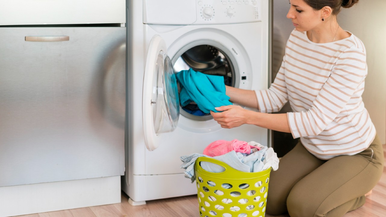 Cómo teñir la ropa decolorada