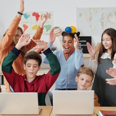 niños con cabello largo o pintado