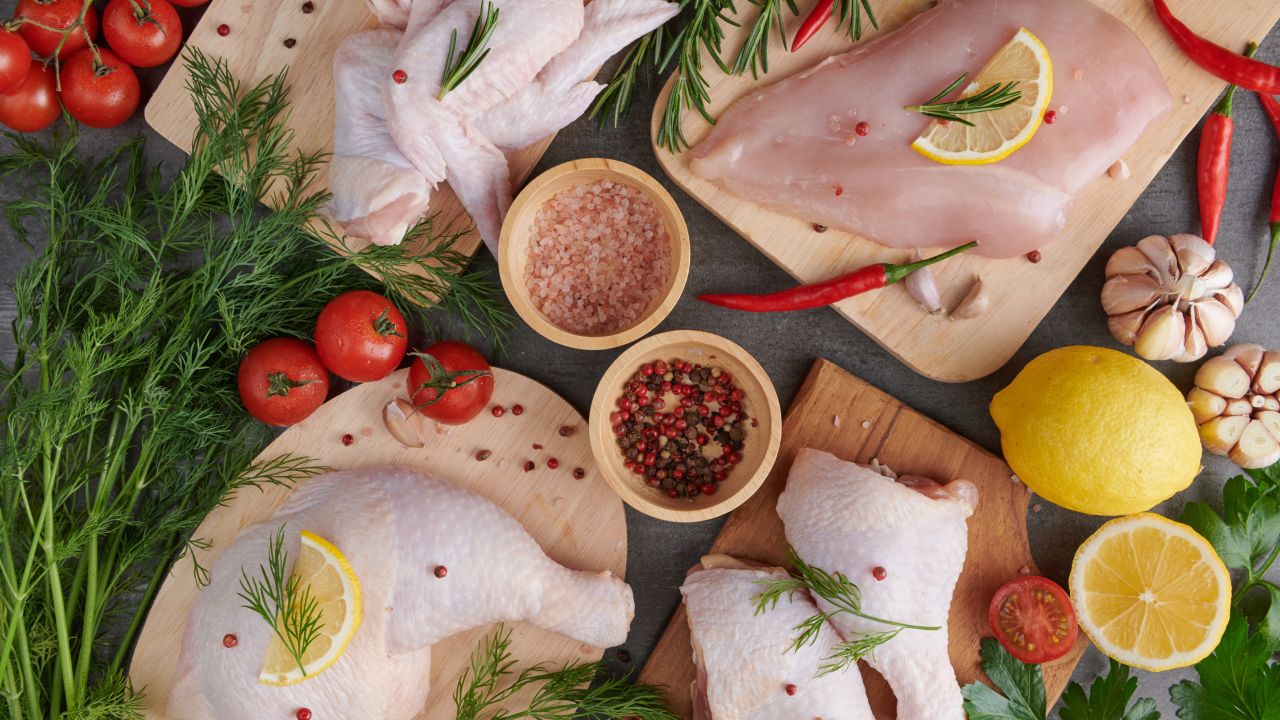 Es más barato comprar pollo entero o por piezas