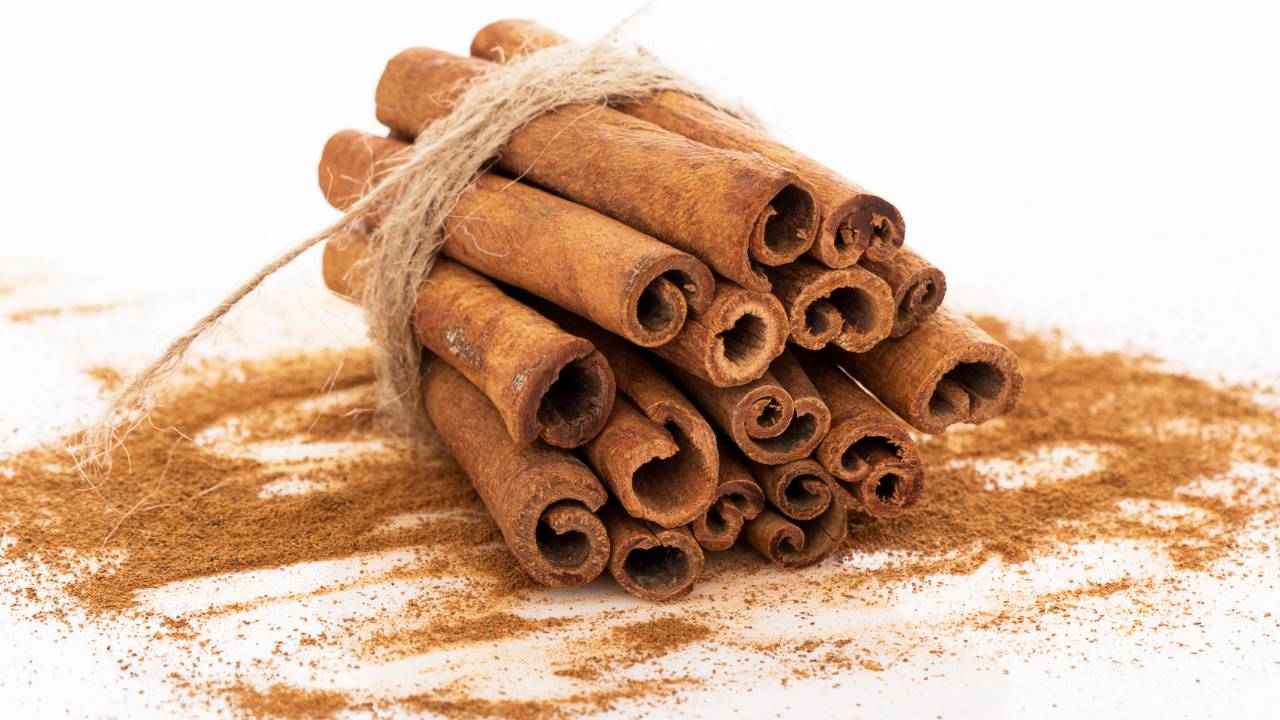 ritual de canela y cuarzos para atraer el dinero