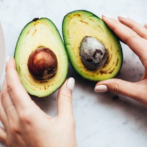 cuchillo de metal para cortar aguacate