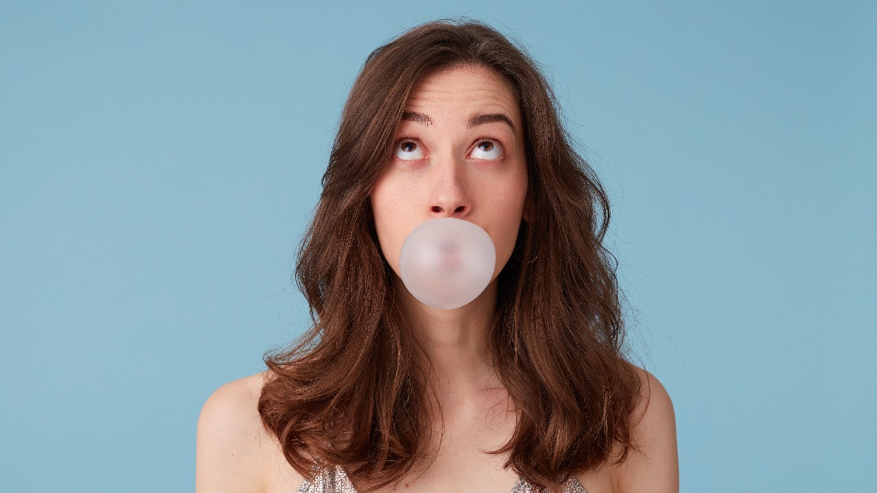 quitar chicle de cabello con mousse