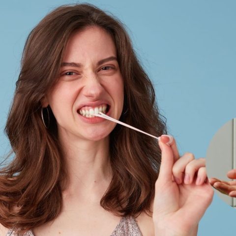 como quitar chicle pegado de cabello