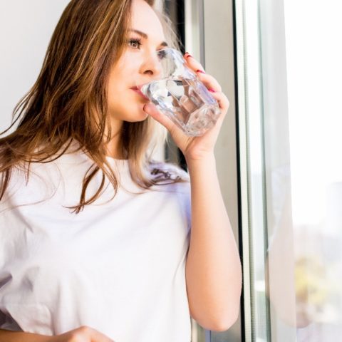 ¿Qué beneficios tiene tomar agua tibia?