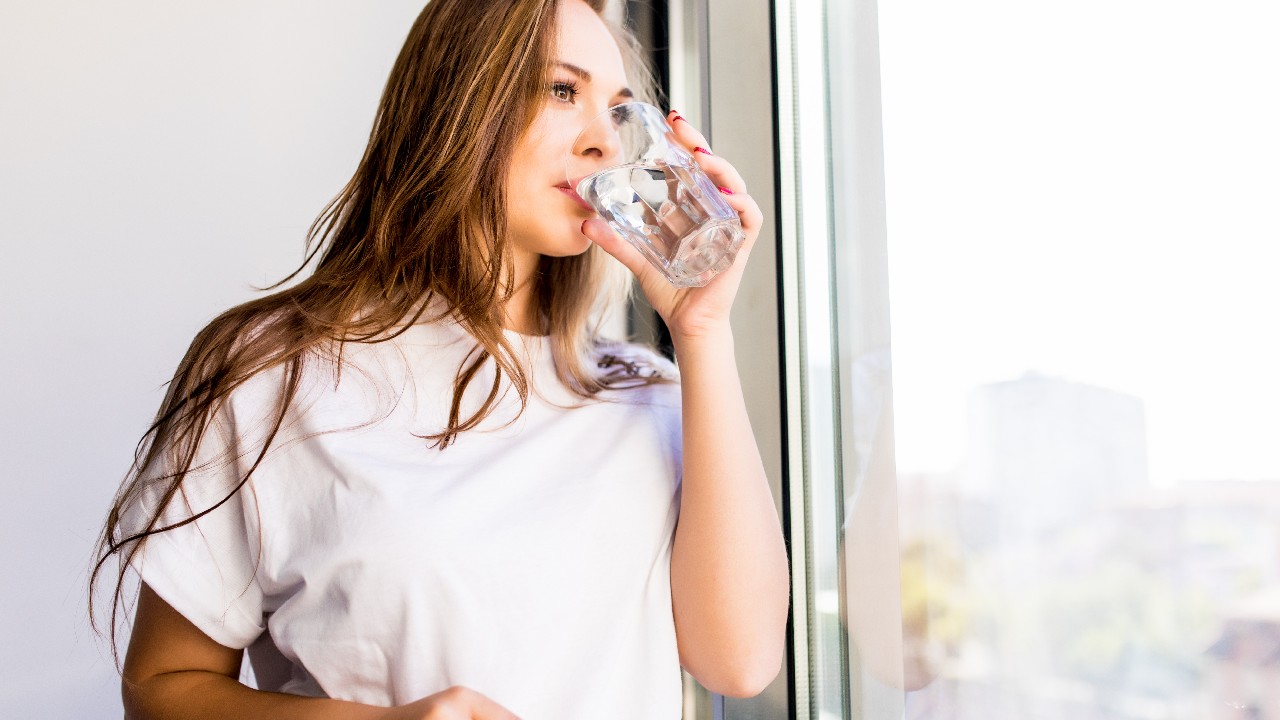 ¿Qué beneficios tiene tomar agua tibia?