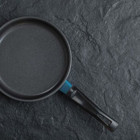 como quitar pegajoso de sartenes