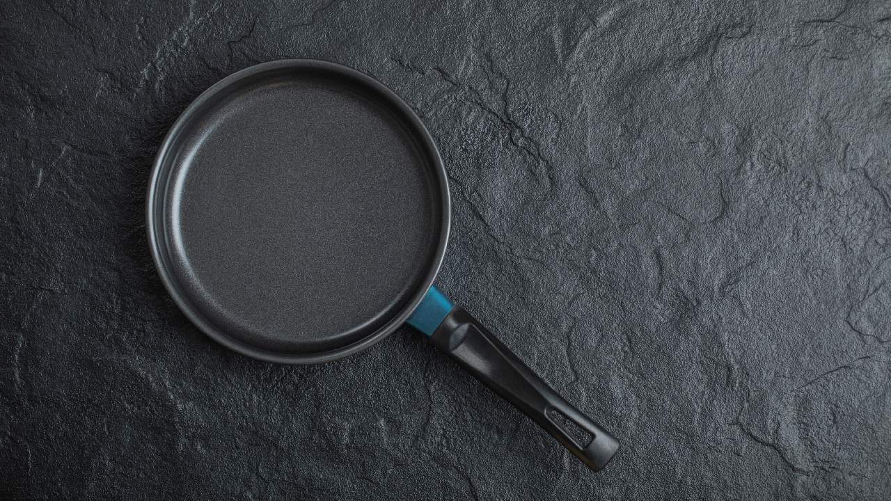 como quitar pegajoso de sartenes