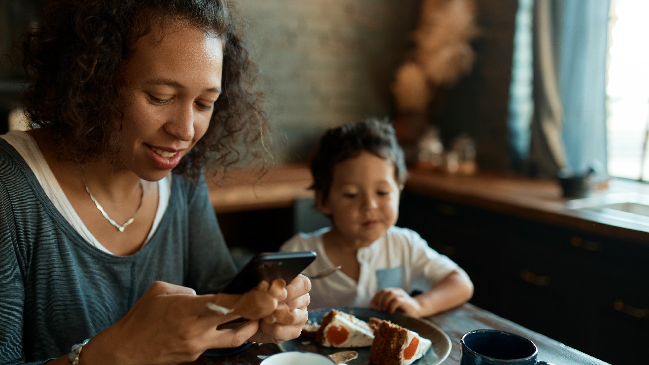 mama olvida a hijo por ir en celular