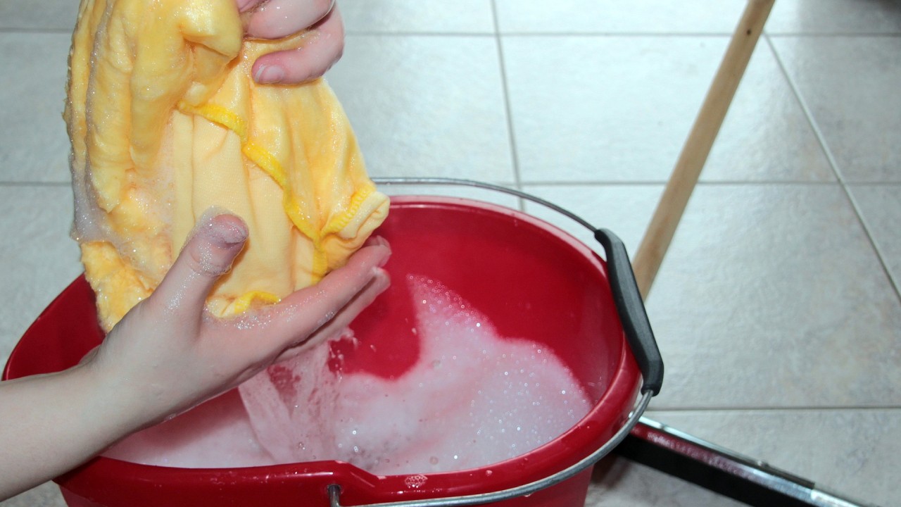 Mezcla con aceite de bebé para trapear