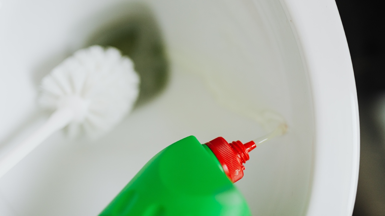 como eliminar moho de bano