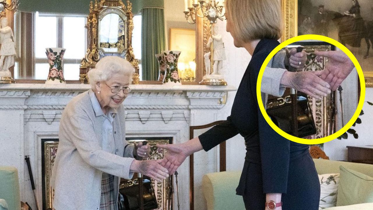 moretón en la mano de la reina Isabel II