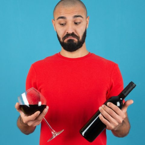 Señales de una botella de alcohol adulterado