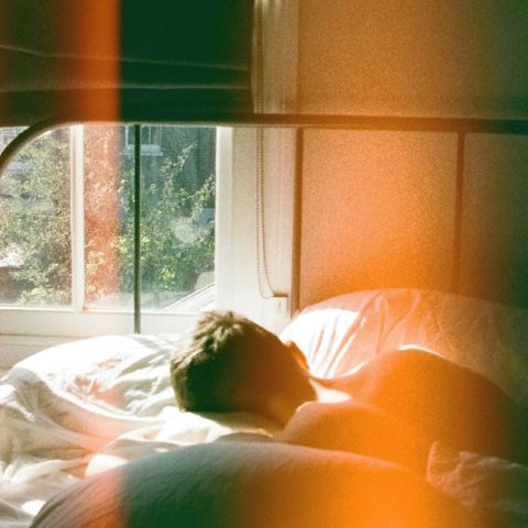 hombres solteros lavan sabanas