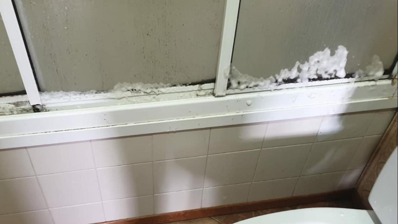  Eliminar el moho del baño con polvo para hornear