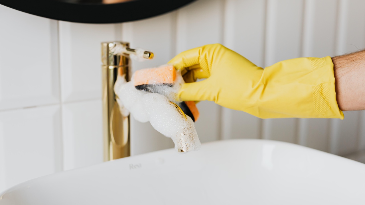 Eliminar las manchas de sarro del lavabo 