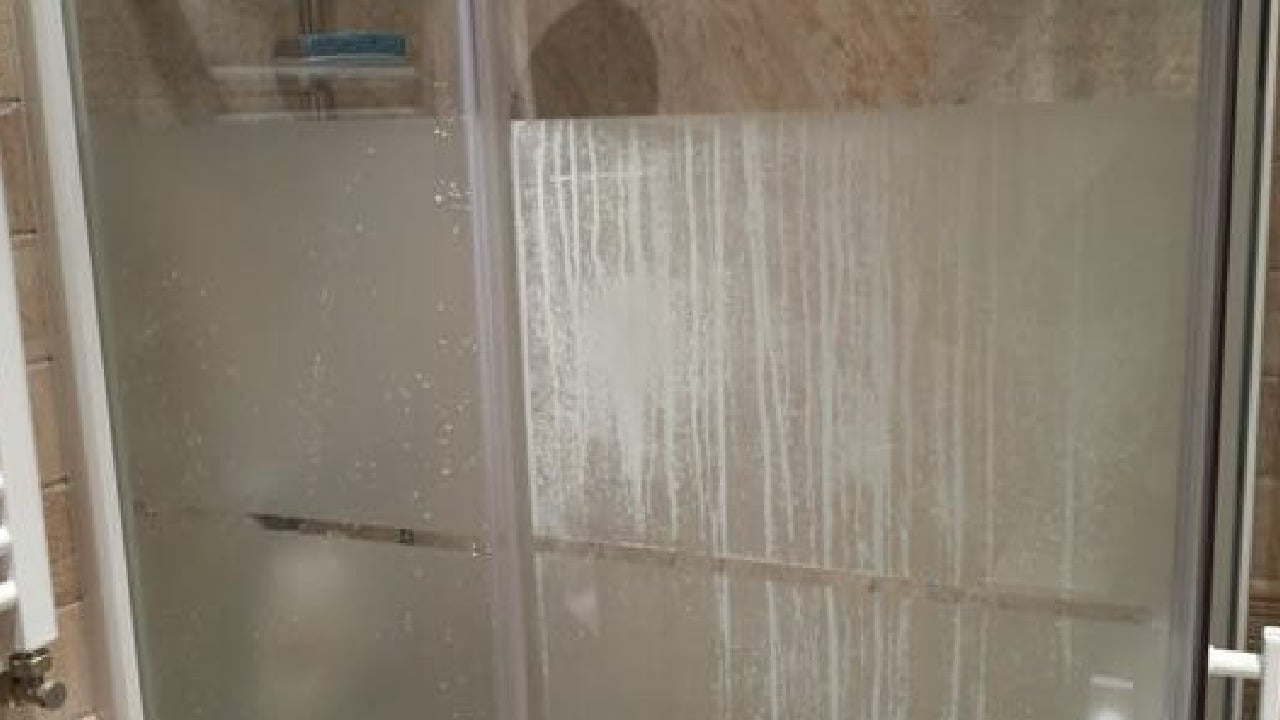 limpiar el cancel del baño