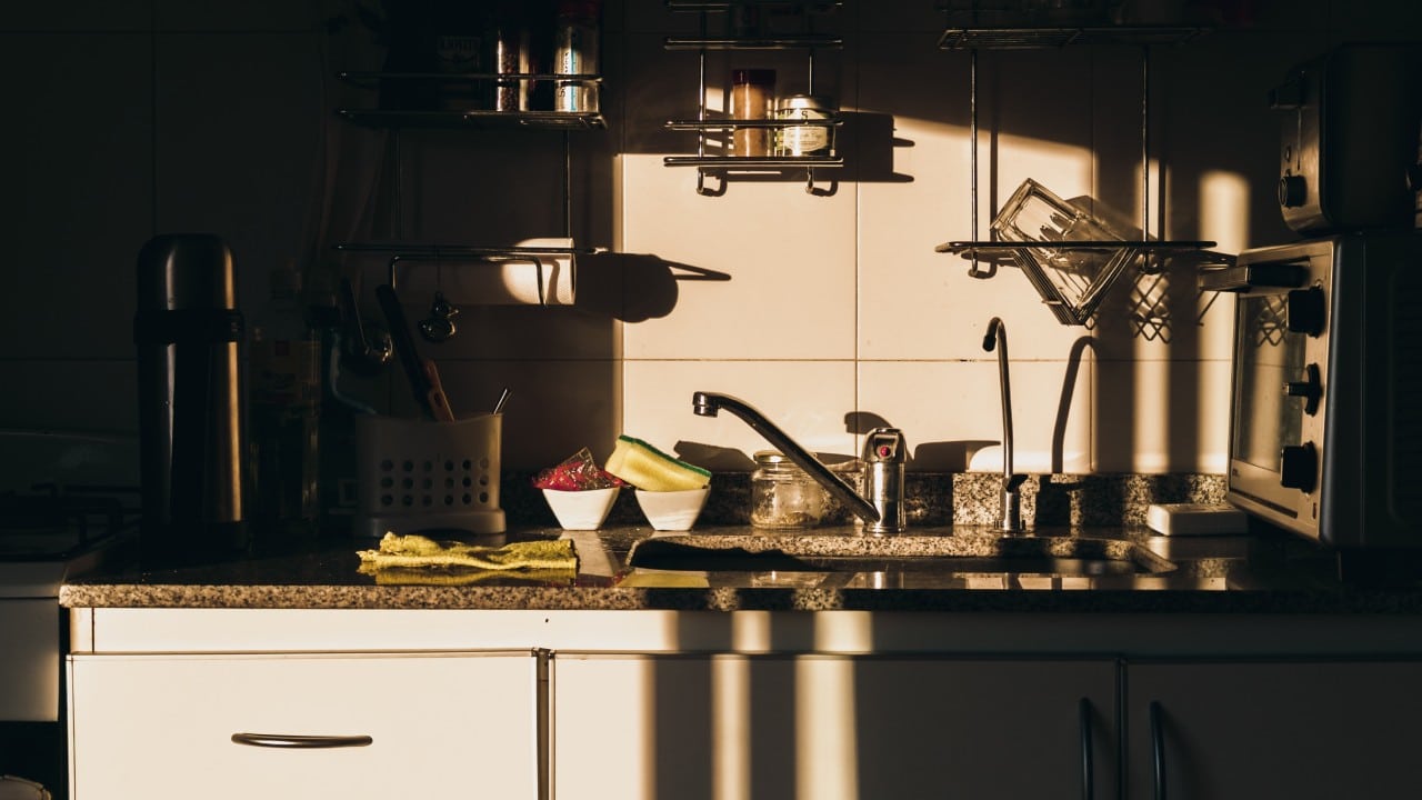 cómo iluminar una cocina oscura