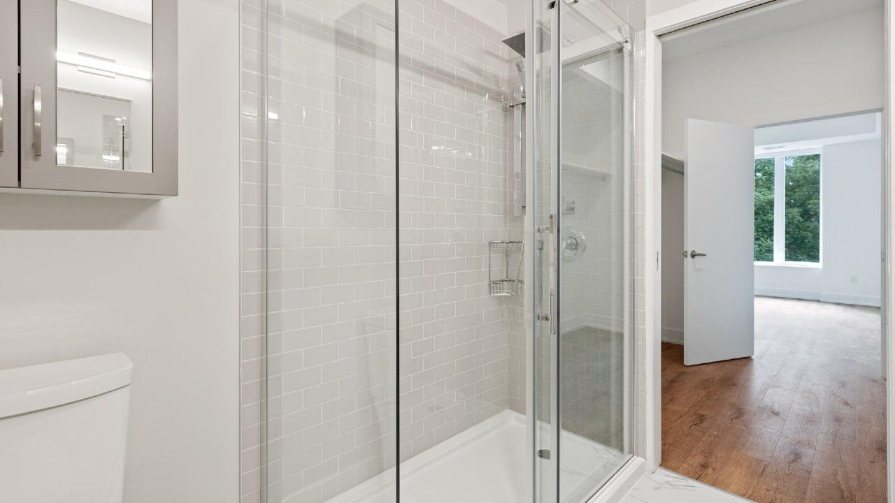 mampara de vidrio esté brillante