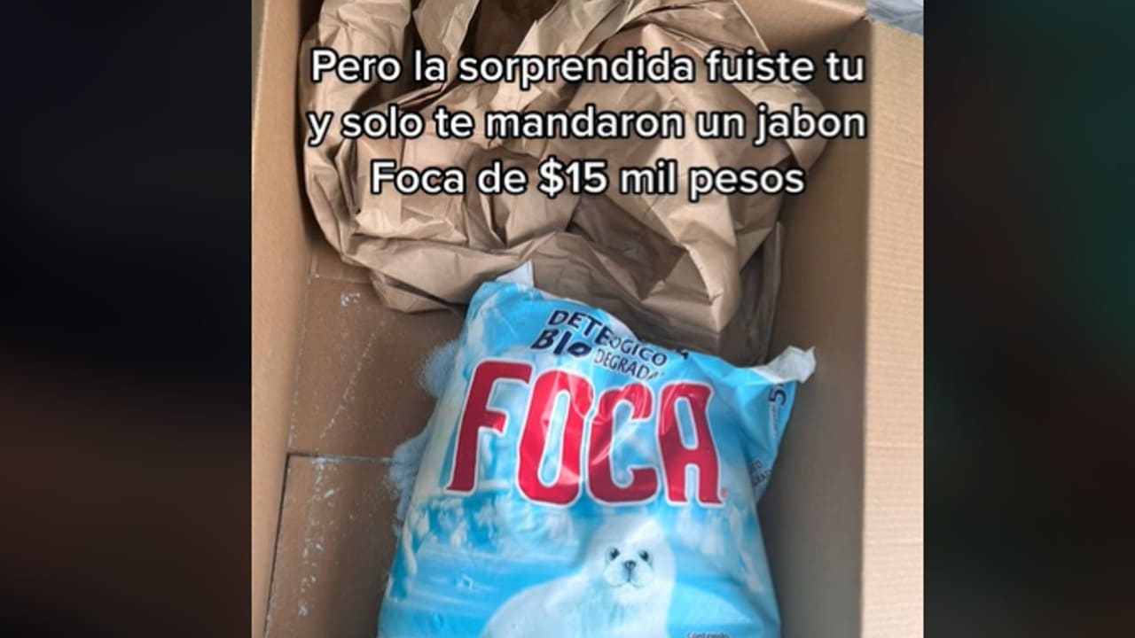 le llega un jabón Foca gigante
