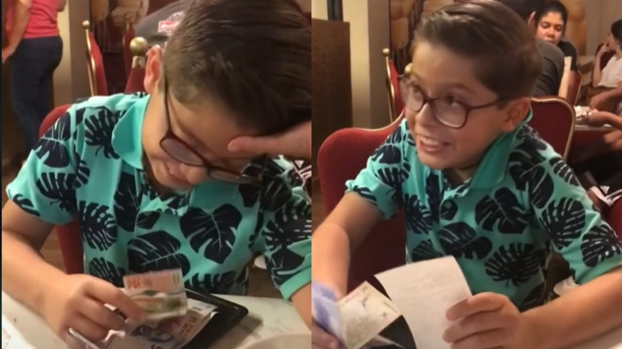 Niño invita a su papá a cenar con sus ahorros