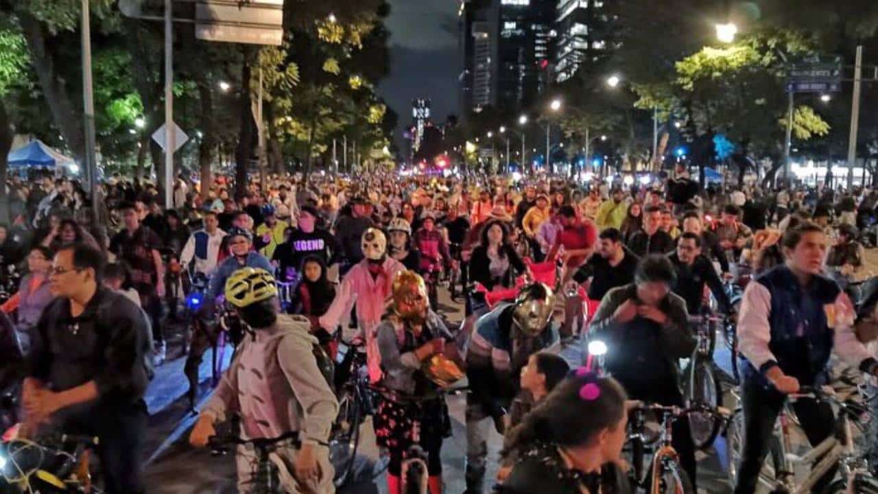 Paseo nocturno en bici por el Día de Muertos 2022