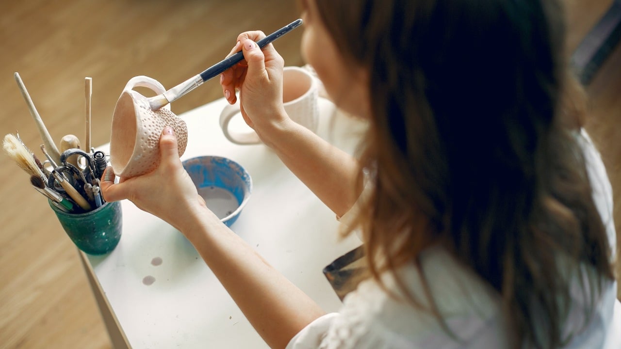 Técnica para pintar tus tazas en casa