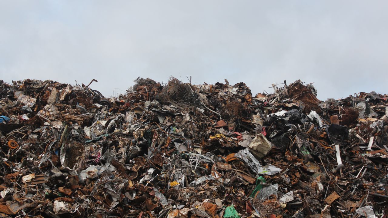 Por qué no debes acumular aparatos electrónicos viejos