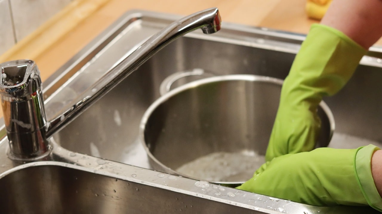 no dejar que visitas laven trastes